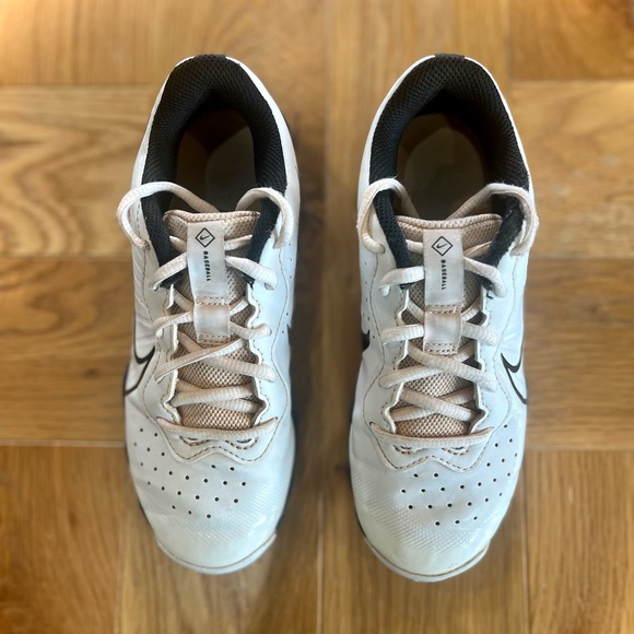 Nike Black and White Sports Cleats - Picture 4 of 8